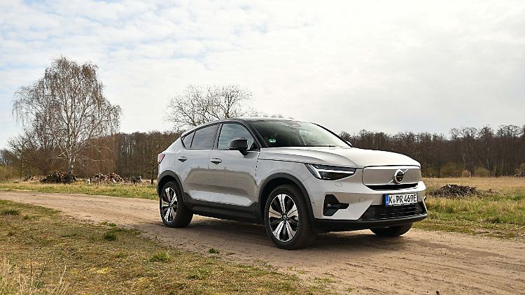 Ob einem das Design des Volvo C40 Recharge Pure Electric Twin gefällt, mag Ansichtssache sein, aber sein Fahrverhalten ist außergewöhnlich.