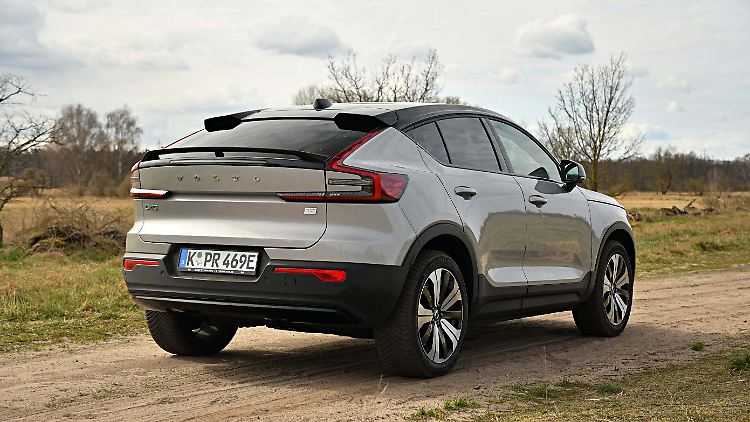 Mit zwei Motoren angetrieben, stehen dem Fahrer des Volvo C40 Recharge Pure Electric Twin 408 PS und 660 Newtonmeter maximales Drehmoment zur Verfügung.