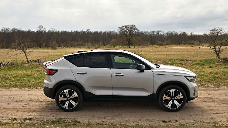 Das Fahrwerk des Volvo C40 Recharge Pure Electric Twin ist so abgestimmt, dass der typische "Hängematteneffekt" ausbleibt.
