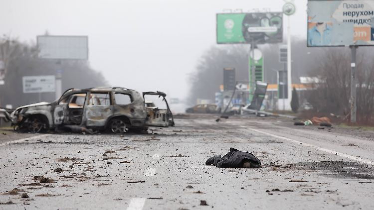 Bei ihrem Abzug aus dem Großraum Kiew haben russische Soldaten Hunderte Menschen ermordet. Das Bild wurde am 2. April auf einer Schnellstraße in Butscha aufgenommen.