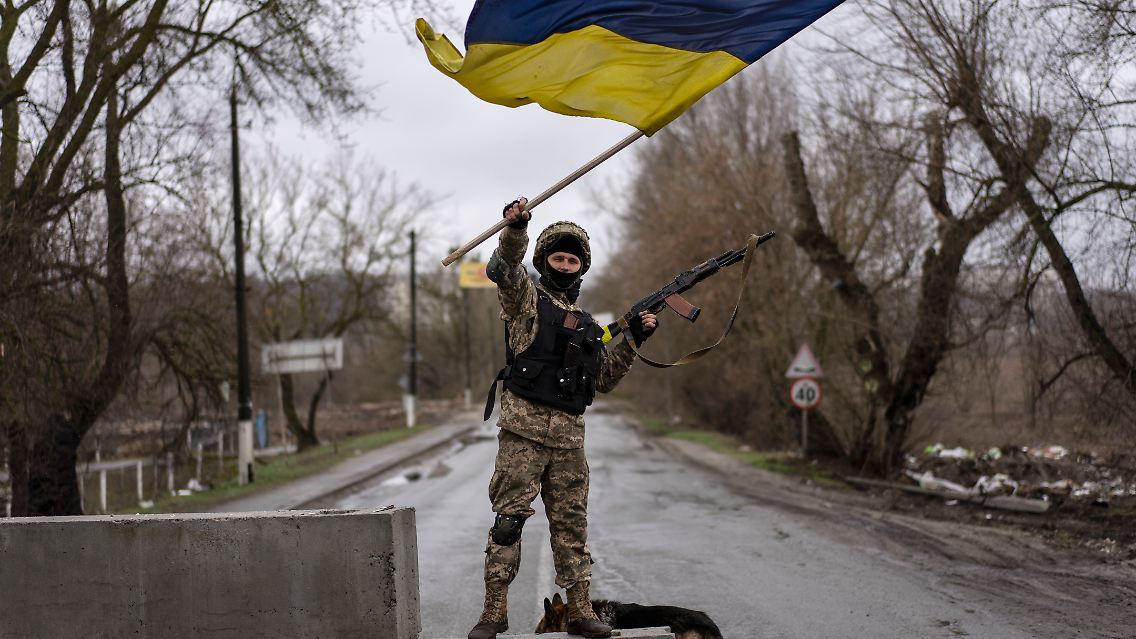 Ukrainischer Soldat am Checkpoint Butscha am 2. April: Moskau bezichtigt Kiew der Verbrechen in dem Vorort.