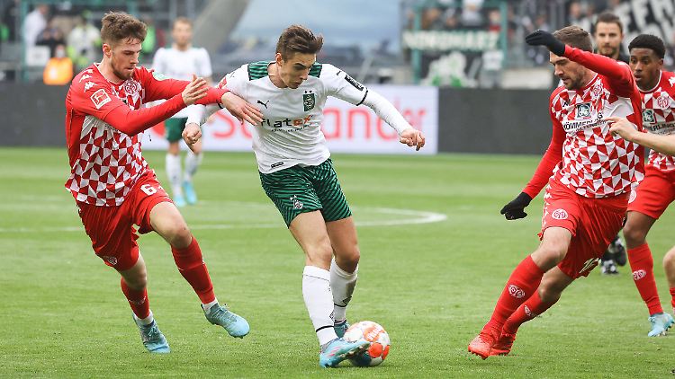 Nationalspieler Florian Neuhaus (m.) bereitet das 1:0 herrlich vor.