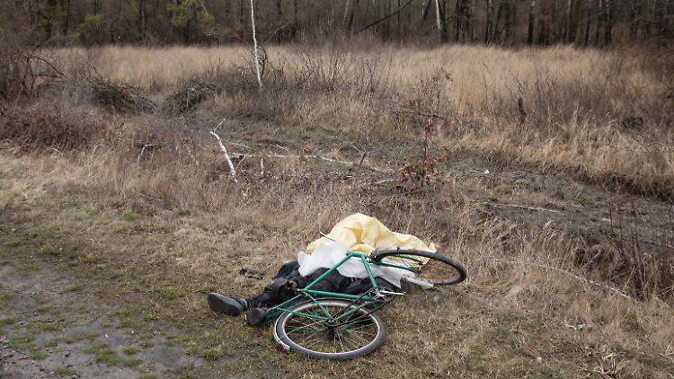 Der Leichnam eines Zivilisten auf einer Straße bei Butscha nahe Kiew. Das Foto wurde am 2. April aufgenommen.