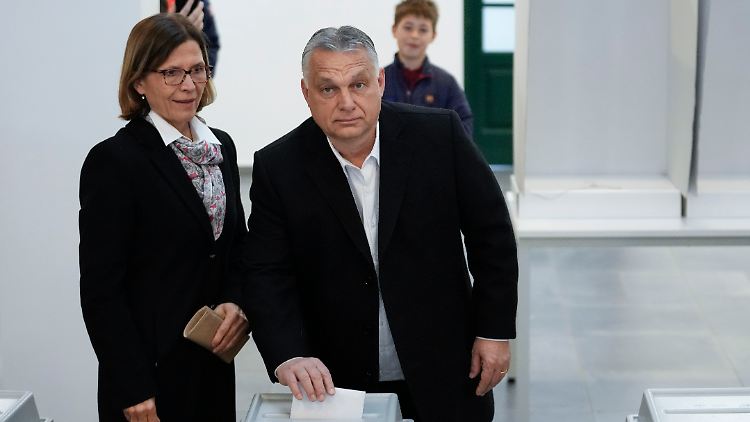 Orban mit seiner Frau Aniko Levai beim Urnengang.