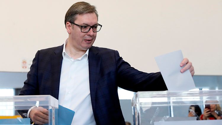 Der serbische Präsident Aleksandar Vucic gibt seine Stimme in einem Wahllokal für die Präsidentschafts-, Parlaments- und Kommunalwahlen ab.
