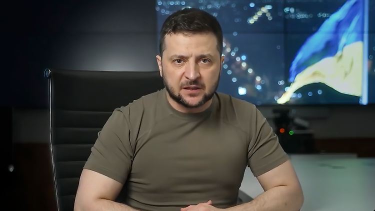 "Ich lade Frau Merkel und Herrn Sarkozy ein, Butscha zu besuchen und zu sehen, wozu die Politik der Zugeständnisse an Russland in 14 Jahren geführt hat", sagte Selenskyj.