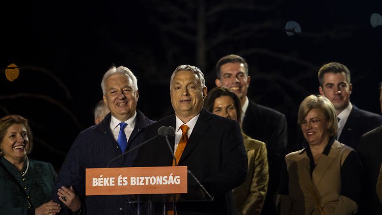 "Wir haben einen gewaltigen Sieg errungen", sagte Orban in der Wahlnacht vor jubelnden Anhängern. "Einen so gewaltigen Sieg, dass man ihn sogar vom Mond aus sieht, aber von Brüssel aus ganz gewiss."