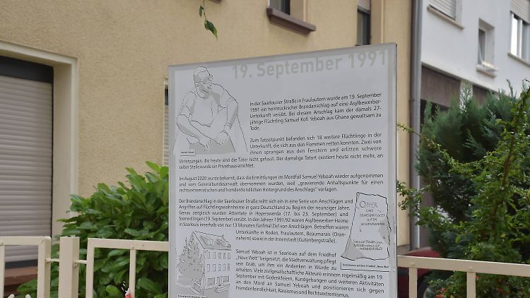Eine Gedenktafel erinnert am Tatort in Saarlouis an Samuel Yeboah, der bei dem Brandanschlag starb.