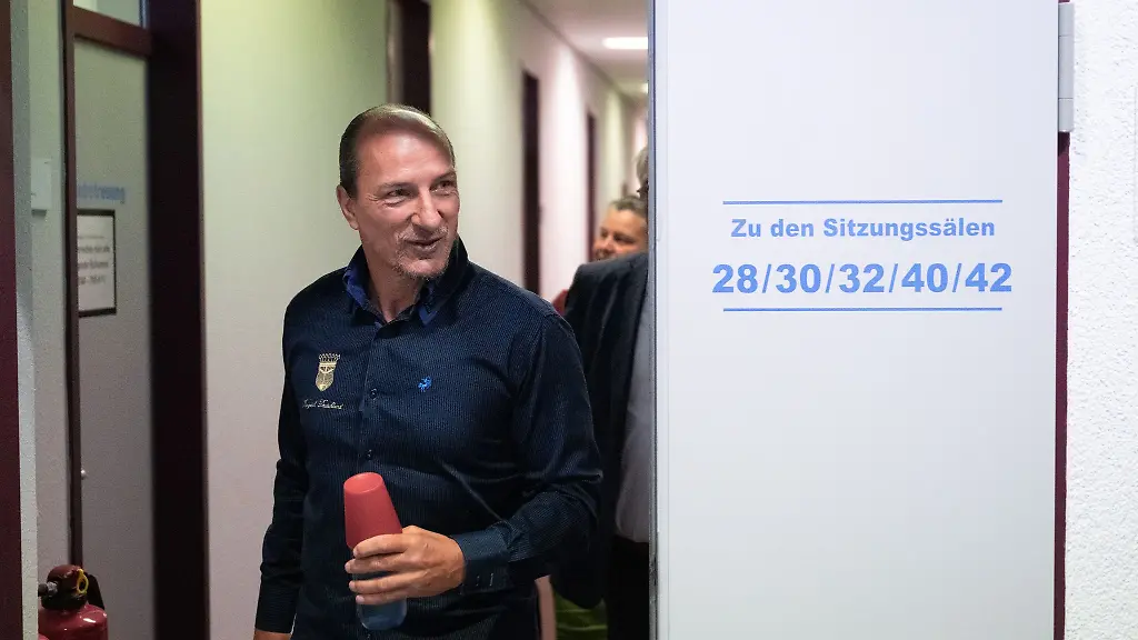 Bislang-ist-kein-Urteil-im-Prozess-gegen-den-Reichsbuerger-Aktivisten-Peter-Fitzek-gefallen