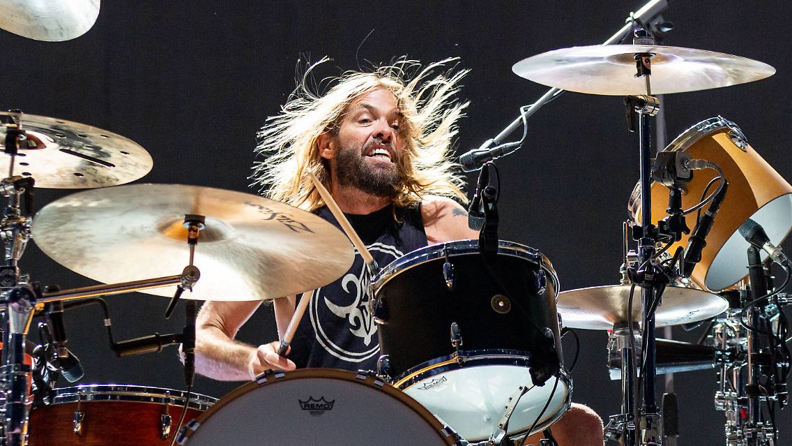 Ein bittersüßer Schlusspunkt am Ende einer dramatischen Woche: Neun Tage nach dem Tod von Schlagzeuger Taylor Hawkins (1972-2022) ...