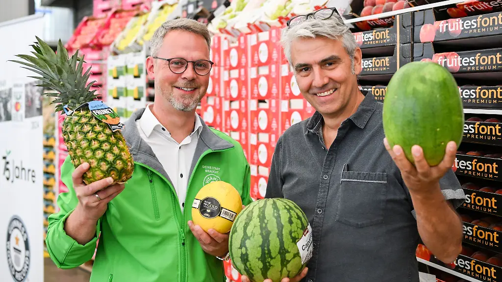 Fruchthofchef-Nils-Doerwald-links-will-den-weltgroessten-Obstsalat-zubereiten-lassen