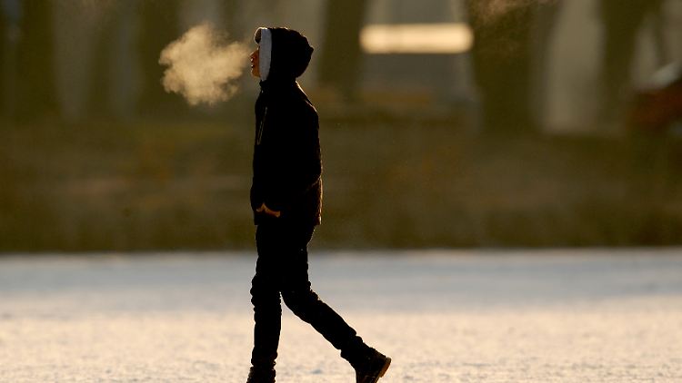 Die Inhalation von Kochsalzlösung befeuchtet die Atemwege, sodass Viren schlechter übertragen werden können.