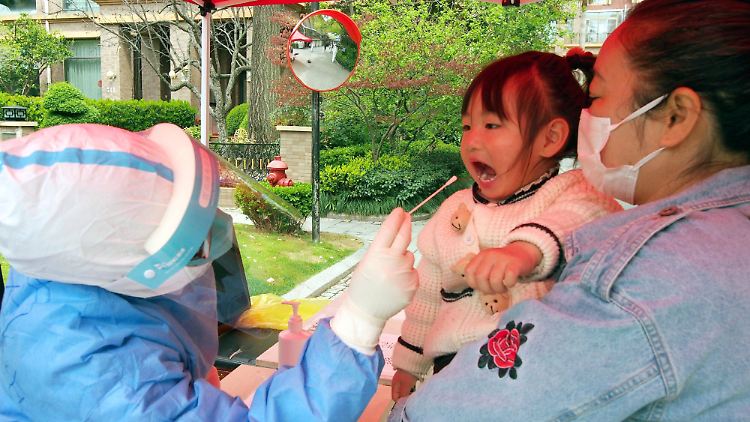 Abstrichprobe bei einem kleinen Mädchen in Shanghai.