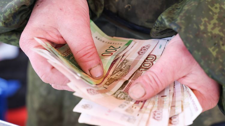 Die Rubel werden der russischen Regierung nie ausgehen. Was die Währung wert ist, und was sich der Staat wirklich leisten kann, hängt jedoch stark von den Deviseneinnahmen aus dem Öl- und Gasexport ab. 