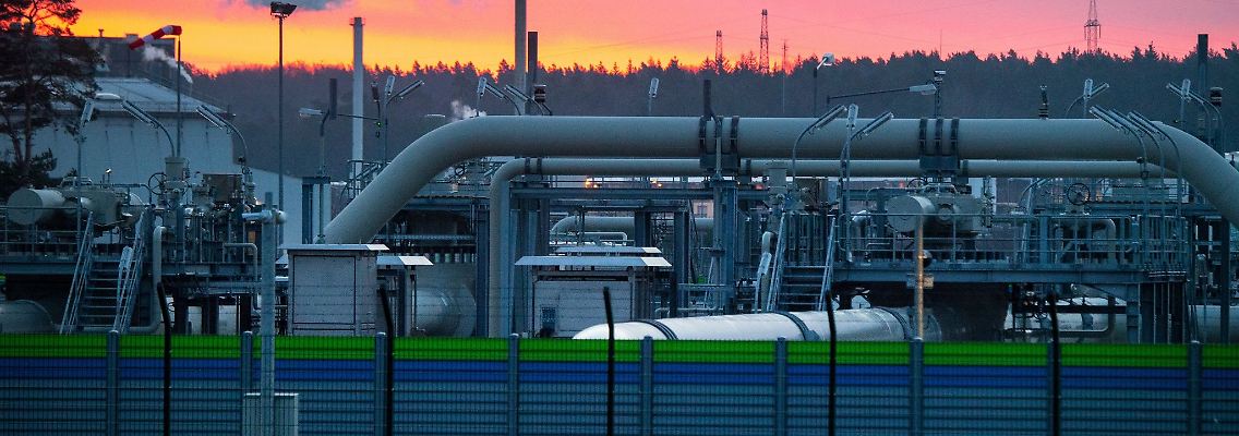 Blick auf Rohrsysteme und Absperrvorrichtungen in der Gasempfangsstation der Nord Stream 2.