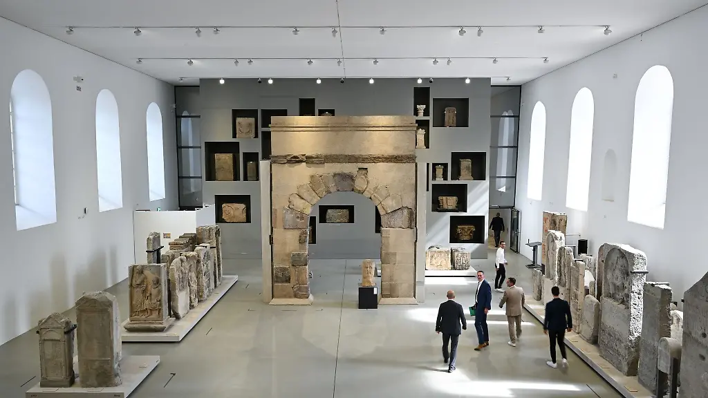 Noch-spaltet-ein-Raumteiler-die-Steinhalle-in-zwei-Bereiche-das-soll-sich-aendern