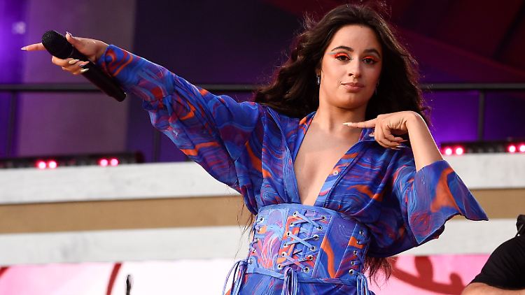 Ist am Strand ins Grübeln geraten: Camila Cabello.