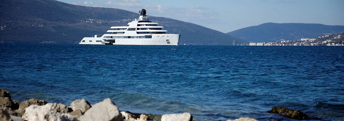 2022-03-12T215519Z_1560007613_RC2V0T9SVWVJ_RTRMADP_3_UKRAINE-CRISIS-MONTENEGRO-YACHT.JPG
