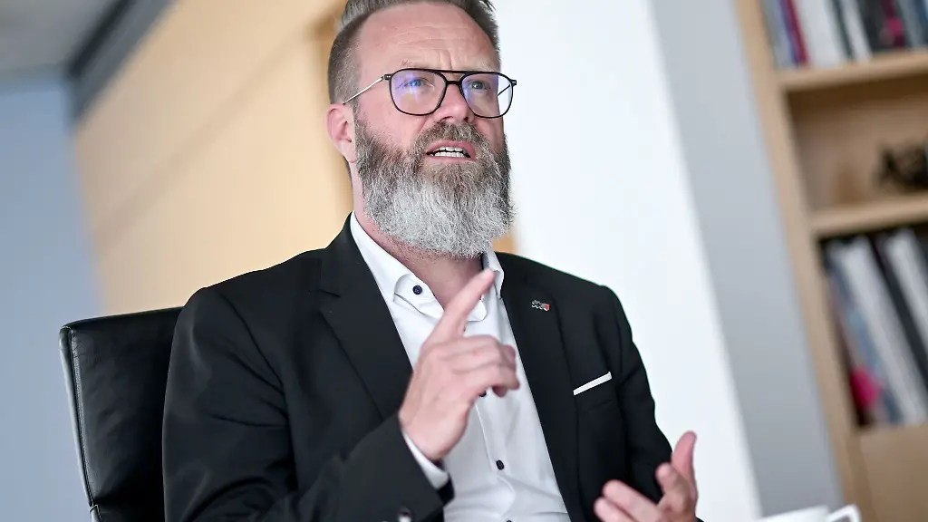 Madsen-kritisiert-die-Bahn-Plaene-der-Bundesregierung