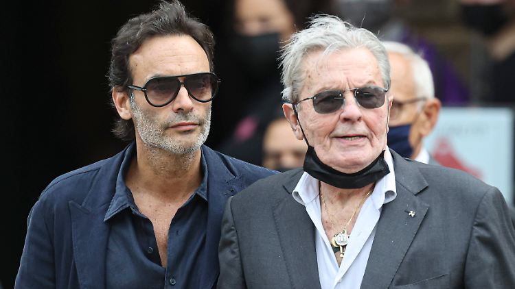Alain Delon (r.) hat seinen Sohn Anthony um Sterbehilfe gebeten. 