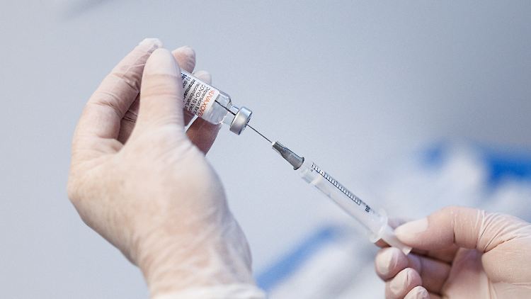 Sollte impfskeptische Menschen überzeugen: der Novavax-Impfstoff. 