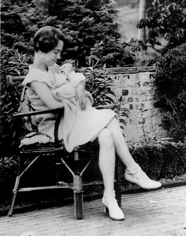 Anne-Morrow-Lindbergh-holding-her-son-Charles-A-Lindbergh-Jr