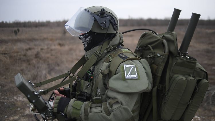 Russischer Militär in der Region Luhansk. Die Kreml-Truppen aus Kiew ziehen laut Pentagon nicht in den Osten der Ukraine.