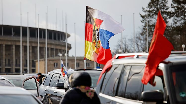 Vereinzelt war auch die Flagge der Sowjetunion zu sehen.