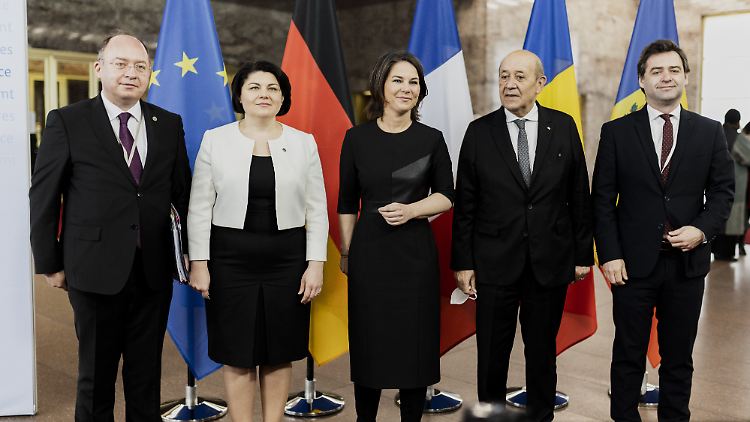 Auch Annalena Baerbock (Mitte) nimmt an der Unterstützerkonferenz für Moldau teil. Neben ihr Bogdan Aurescu, Außenminister Rumäniens, Natalia Gavrilita, Ministerpräsidentin Moldawiens, Jean-Yves Le Drian, Außenminister Frankreichs, und Nico Popescu, Außenminister Moldawiens.