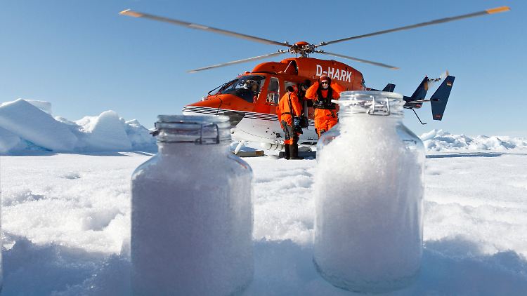 Wissenschaftler des Alfred-Wegener-Instituts nutzen die Bordhelikopter des Forschungseisbrechers "Polarstern", um Schneeproben auf dem Meereis zu nehmen: Selbst in der Arktis enthält der Schnee Mikroplastik.
