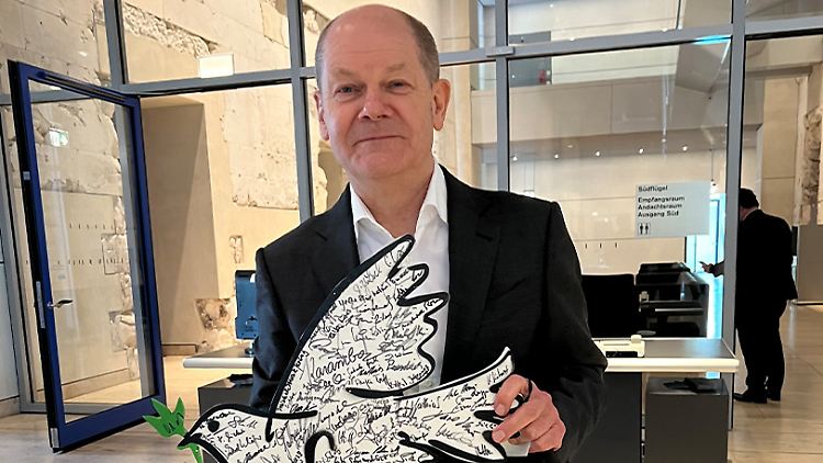 Bundeskanzler Olaf Scholz und viele weitere Politiker signierten die Friedenstaube der Künstlerin Mika Springwald.