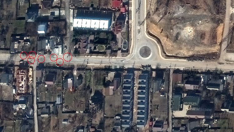 Blick aus dem All auf die Jablonska-Straße in Butscha: Maxar-Aufnahme vom 19. März 2022 (Ausschnitt)