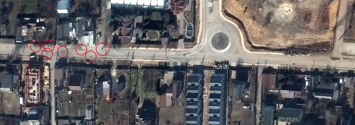 Blick aus dem All auf die Jablonska-Straße in Butscha: Maxar-Aufnahme vom 19. März 2022 (Ausschnitt)