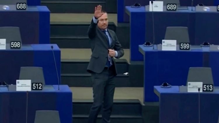 Angel Dzhambazki bei einer Geste, die kein Hitlergruß sein soll.