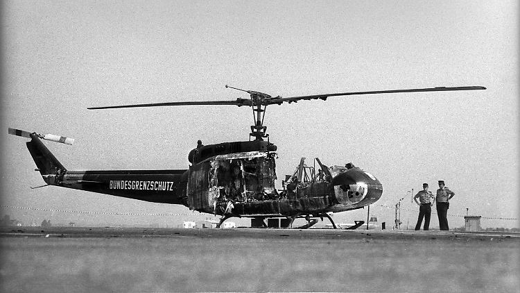 Ein zerstörter Hubschrauber des Bundesgrenzschutzes steht 1972 auf dem Flughafen Fürstenfeldbruck.