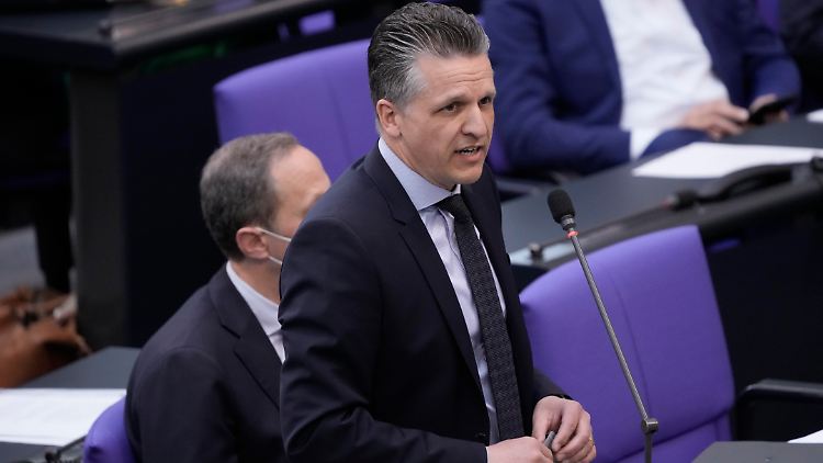 Thorsten Frei, Parlamentarischer Geschäftsführer der Union, wirft der Bundesregierung vor, selbst im Vergleich zu kleineren Ländern viel zu wenige Waffen an die Ukraine geliefert zu haben.