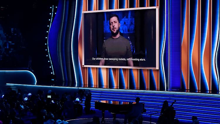 Ukraines Präsident Wolodymyr Selenskyj hatte auch bei den Grammys in Las Vegas seinen virtuellen Auftritt.