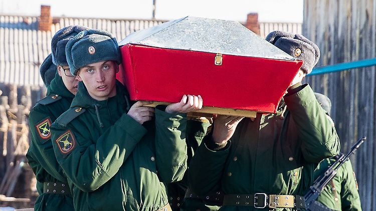 Beisetzung eines russischen Soldaten am 9. März in Ust-Kyakhta, einer Ortschaft in der russischen Region Burjatien.