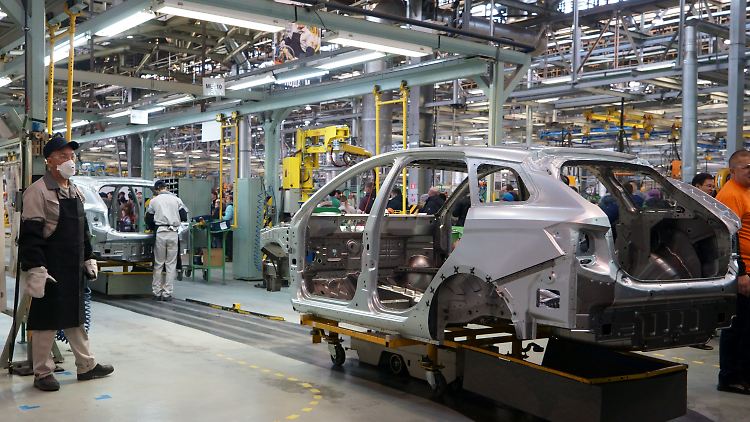 Der Bau der Auto-Fabrik begann 1966 mit Hilfe von Fiat in der nach dem italienischen Kommunisten Palmiro Togliatti benannten Stadt.