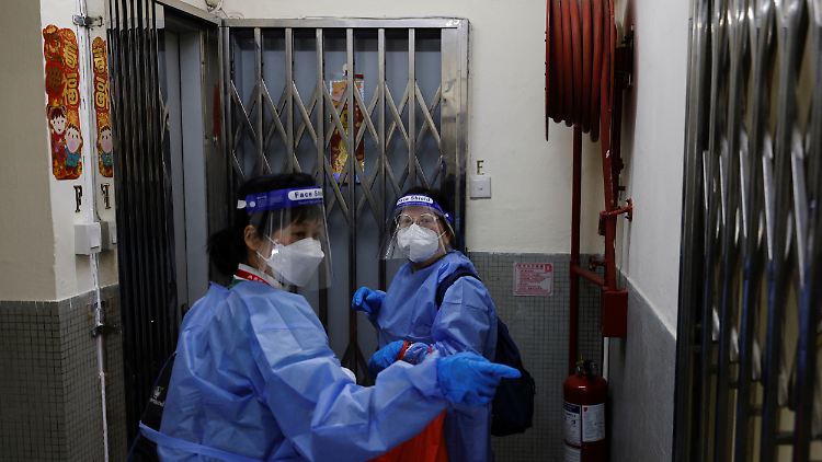 2022-04-03T095945Z_1914176383_RC2JFT9YLKO1_RTRMADP_3_HEALTH-CORONAVIRUS-HONGKONG.JPG