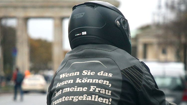 Motorradfahrerhumor: Hoffentlich trug auch die Frau gute Schutzkleidung.