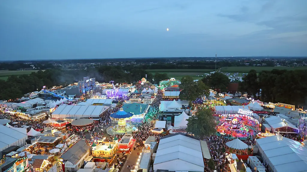 Blick-ueber-den-Stoppelmarkt-in-Vechta