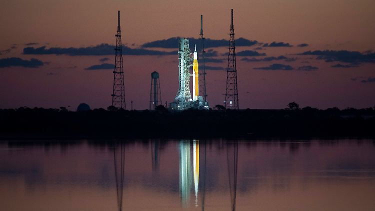 Mit der riesigen neuen SLS-Rakete möchte die NASA in den kommenden Jahren zum Mond fliegen.