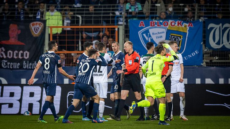 Die Spieler reagierten nach dem Becherwurf von der Tribüne auf Schiedsrichter Gittelmann empört. 