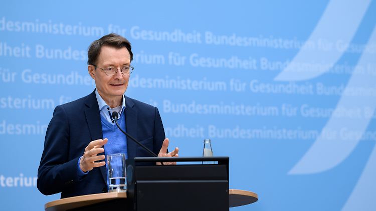 Schwerer Gang: Lauterbach erklärt seinen "Fehler" vor der Presse.