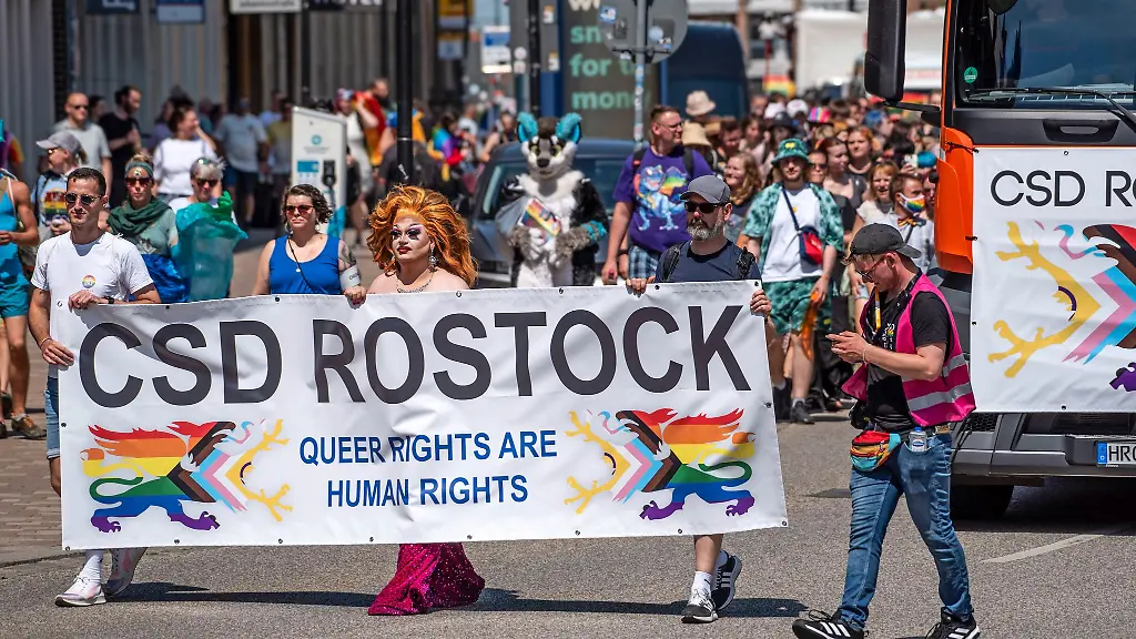 Beim-Christopher-Street-Day-demonstrieren-mit-einer-bunten-Parade-queere-Menschen-fuer-Akzeptanz-Der-CSD-findet-in-vielen-Staedten-statt