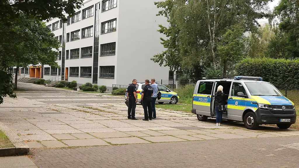 Polizeifahrzeuge-stehen-vor-der-Integrierten-Gesamtschule-in-Gera-Auch-die-Schule-war-von-erneuten-Bombendrohungen-betroffen