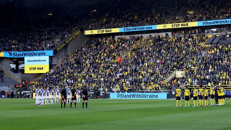 "Stoppt den Krieg" und "Wir stehen an der Seite der Ukraine": Diese Botschaften sind in den Bundesliga-Stadien derzeit allgegenwärtig.