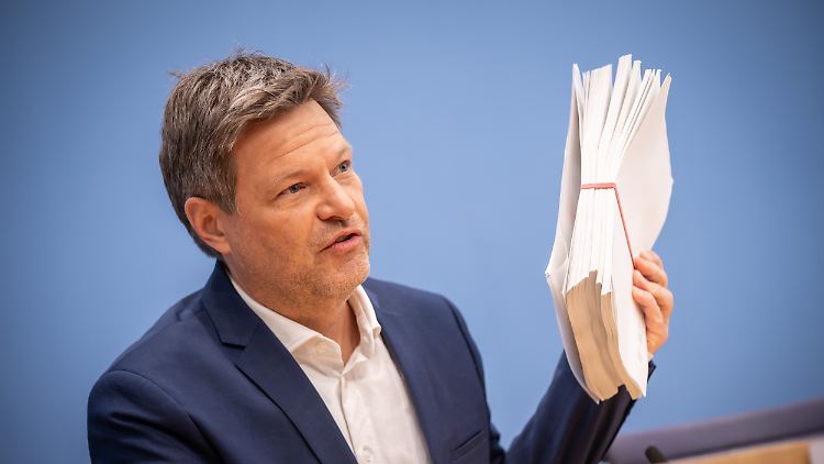 Wirtschaftsminister Habeck präsentiert sein "Osterpaket" zur umfangreichen Energiewende.