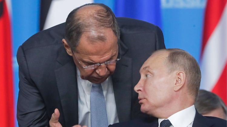 Die USA verhängen nun Sanktionen gegen die Familien von Kremlchef Putin (r.) und seinen Außenminister.